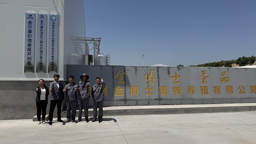 大门合影-500.jpg